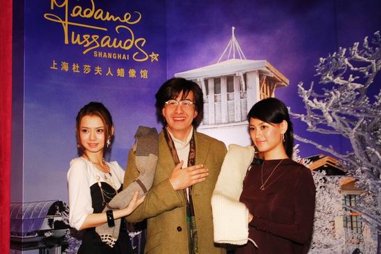 裴勇俊蜡像上海展出裴迷共织一条围巾(组图)