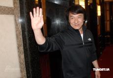 组图：李俊基签英皇夜店狂欢杨受成座驾亲护送