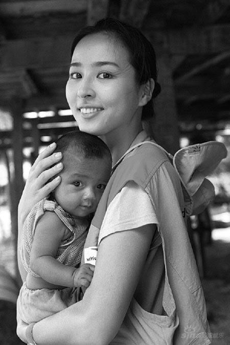 韩慧珍体验贫困儿童生活 公开访寮国照片(组图
