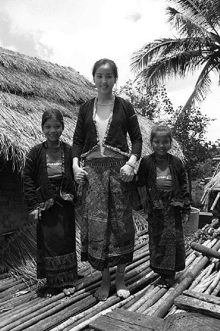 韩慧珍体验贫困儿童生活 公开访寮国照片(组图