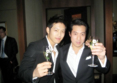 金喜善婚礼现场玩翻天 接受丈夫甜蜜亲吻【图】