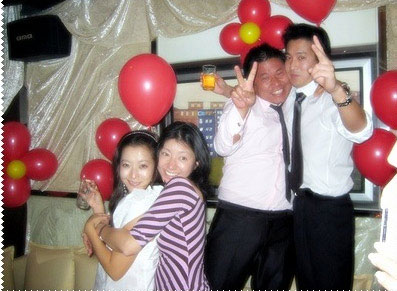 金喜善婚礼现场玩翻天 接受丈夫甜蜜亲吻【图】