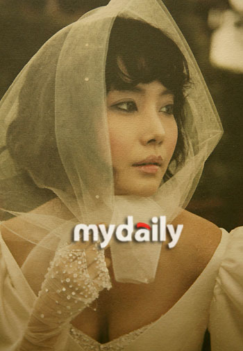 组图：秋尚美公开复古婚纱照异域风情甜蜜亲吻