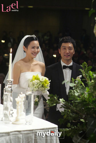 组图：秋尚美李锡俊甜美完婚爱情长跑修成正果