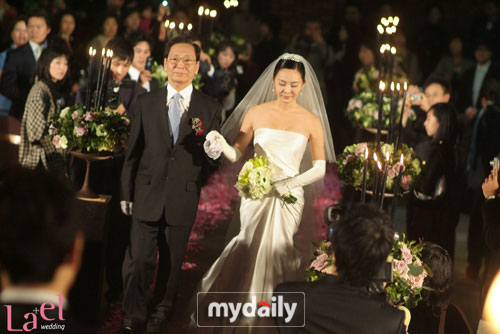 组图：秋尚美李锡俊甜美完婚爱情长跑修成正果