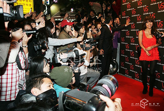 李孝利亮相派对 性感低胸红裙迷倒全场【图】