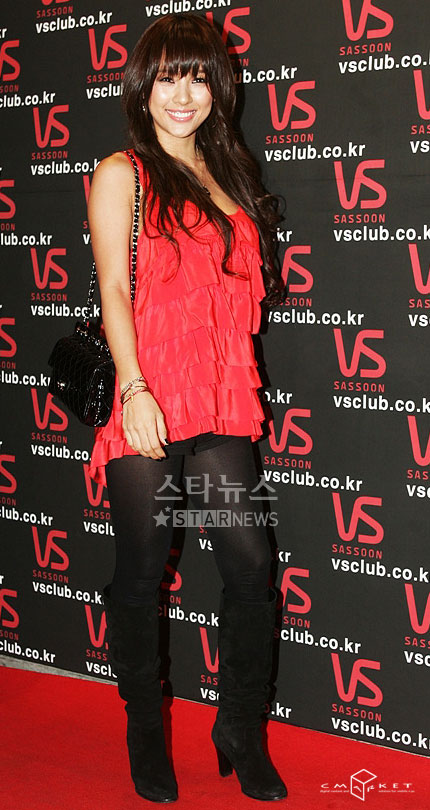 李孝利亮相派对 性感低胸红裙迷倒全场【图】