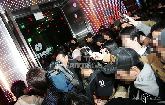 李孝利亮相派对 性感低胸红裙迷倒全场【图】