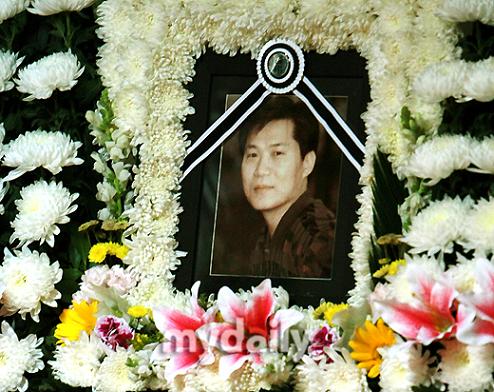 韩自杀导演郭志均出殡时间确定 灵堂曝光(组图)