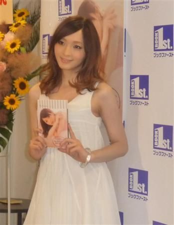 变性模特佐藤佳代写真集曝光 公开半裸照(组图)