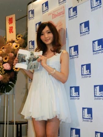 变性模特佐藤佳代写真集曝光 公开半裸照(组图)