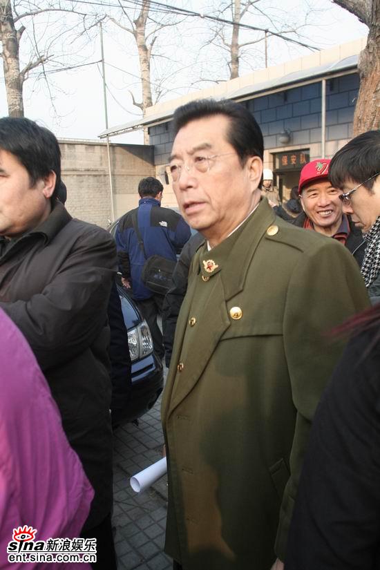 马季追悼会今日举行 歌唱家李双江前来吊唁(图)