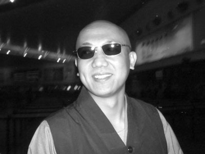 郝彤剃度后首度露面 光头戴墨镜现身机场(附图)