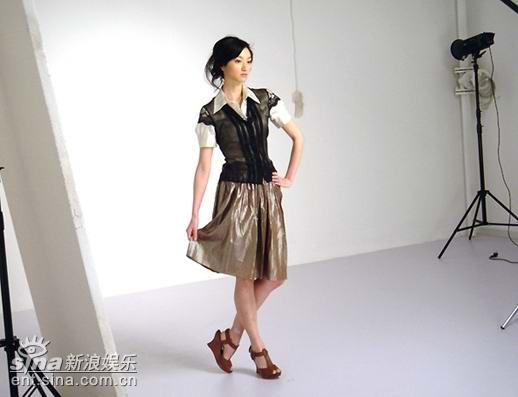 沈佳妮拍摄服装大片温婉清新呈现动人风姿(图)