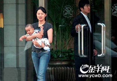 周韵儿子首次曝光孩子九月大姜文是他爸(图)