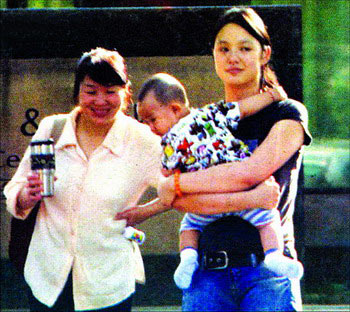 姜文儿子首度曝光女友周韵带儿子悄然回到北京