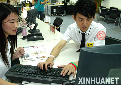 何炅热衷于公益事业报名成北京奥运志愿者(图)