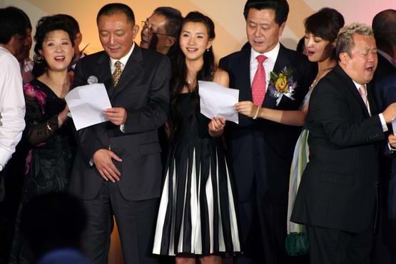 陈好美艳亮相香港两岸电影人合唱庆祝回归(图)