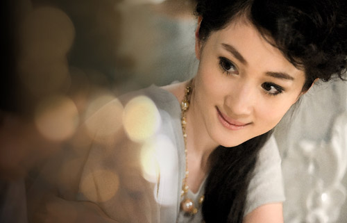组图：许还幻化身童话里的公主演绎孤芳自赏