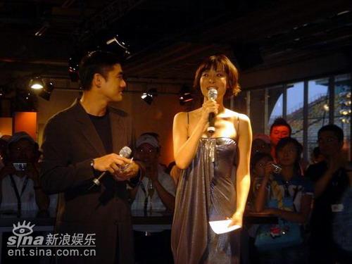 柯蓝吴大维现身F1直播场 完美引领速度激情(图