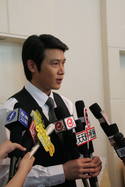 陆毅小麦肤色现身北京坦言最想当禁毒大使(图)