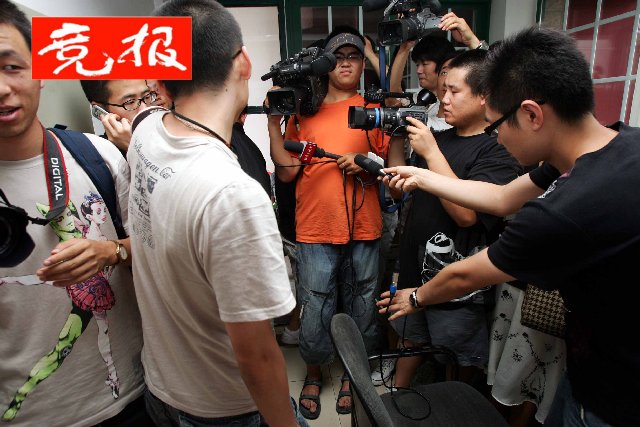 郭德纲一夜未眠悼恩师 德云社七十位弟子随行