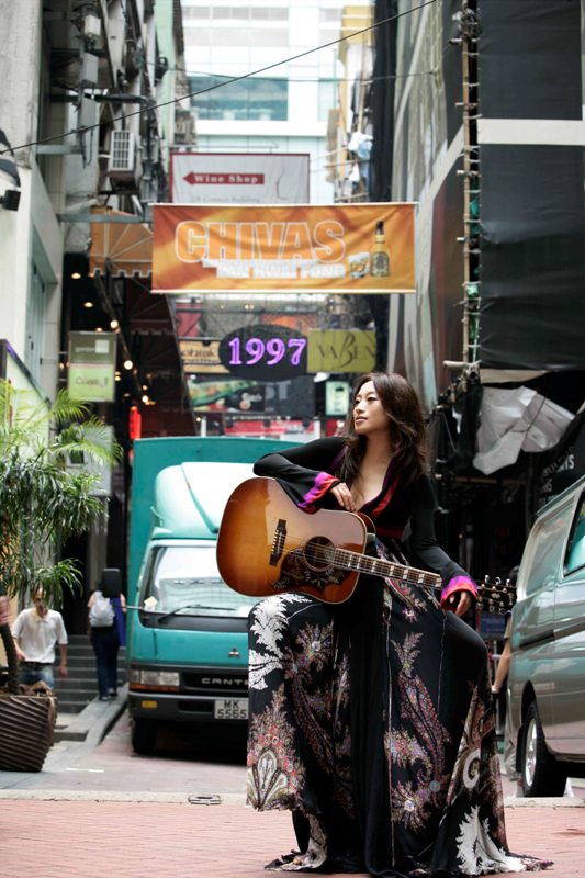 艾敬现身香港街头 拍摄回归十周年特刊封面【图】