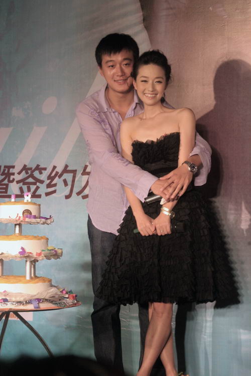 马伊璃签入橙天 佟大为现场大胆调侃不见外(图