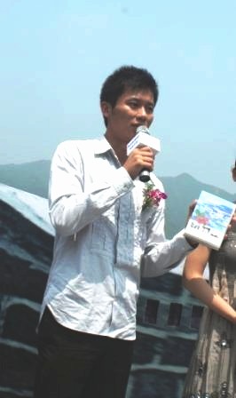 李晨义卖《十七岁不哭》为保护长城添砖加瓦