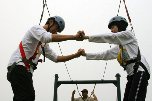 绝唱预热配对组合 拓展训练共度生命之旅(图)