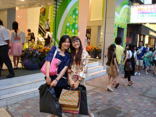 唐嫣为新戏香港SHOPPING“血拼”归来箱包满满