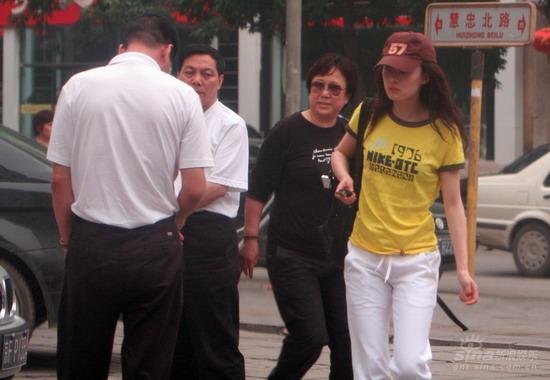 孙俪变身邓超家庭主妇 神秘男人现身别墅【图】