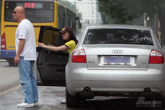 孙俪变身邓超家庭主妇 神秘男人现身别墅【图】