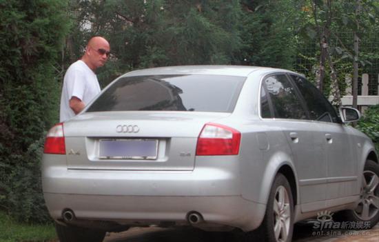 孙俪变身邓超家庭主妇 神秘男人现身别墅【图】