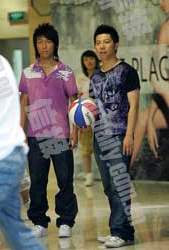 羽泉成冯小刚广告男主角 学习花样篮球招牌动作