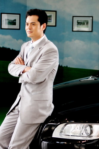 边缘化身成功人士 与豪华汽车相伴显明仕风流