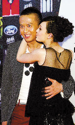 邓超孙俪携手参加颁奖盛典 型男靓女比时尚(图