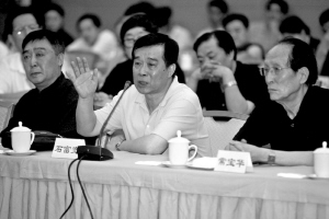 侯耀文追思会举行侯耀华难忍悲痛提前离场