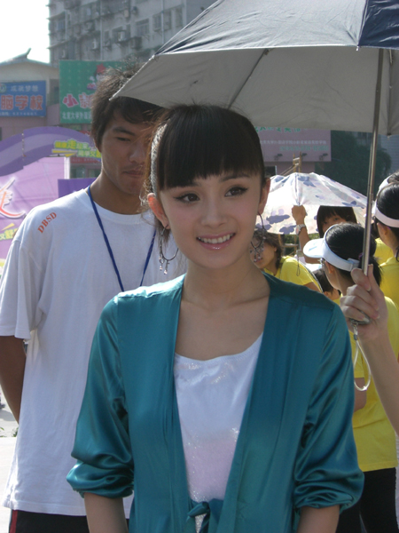 杨幂空降厦门作代言 当地拉响橙色预警(图)