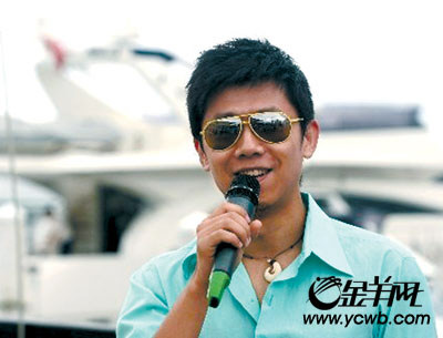 �����׶�Ĭ�����ԲԲ������Ů���а���(��ͼ)