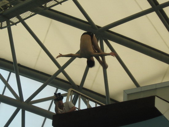 跳水王子田亮重返十米跳台 只为患病儿童筹善