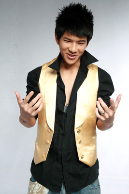 钱韦成否认签约传闻 称录歌原是自娱自乐(