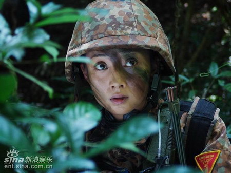 殷桃不爱红妆爱武装展现不同时代军人风采(图)