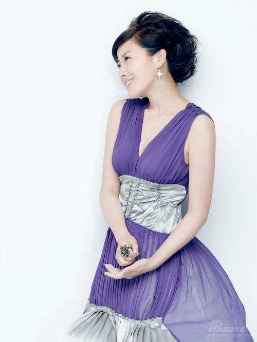 王雅捷别样紫色风情照婀娜身姿诠释女人味(图)