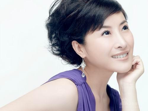 王雅捷别样紫色风情照婀娜身姿诠释女人味(图)