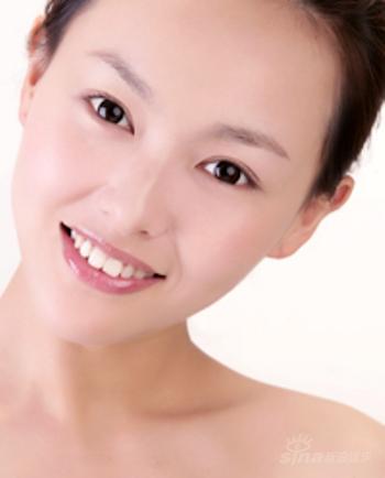 双面美人唐嫣拍平面广告尽展甜蜜与性感(图)