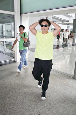 陈奕迅满头乱发被拍不悦双手抱头黑脸疾走(图)