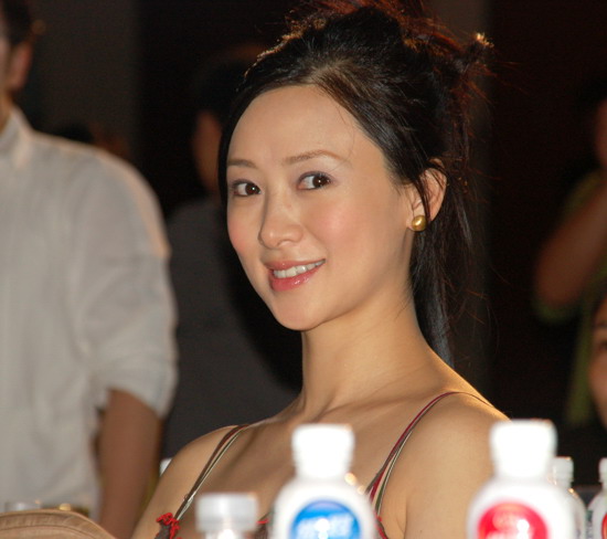翁虹热衷慈善胎教助阵《秀娘兰馨》公益拍卖