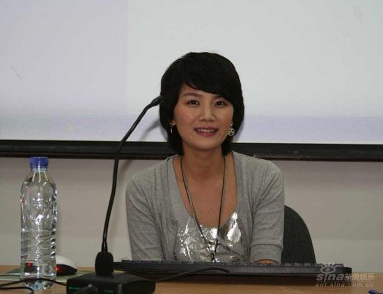 曹曦文现身娱乐策划人进修班 以真心对待媒体