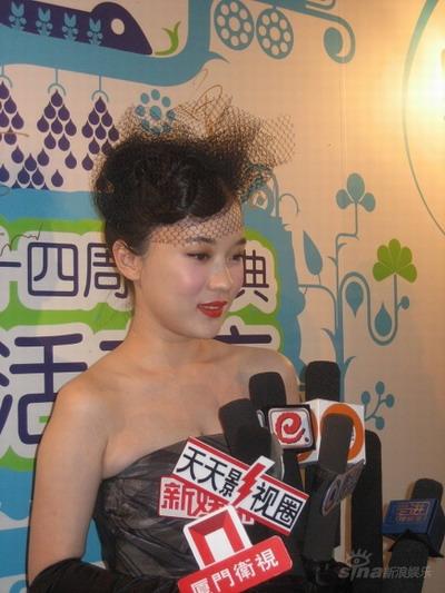 霍思燕高调出席活动黑色蕾丝打造复古风(附图)
